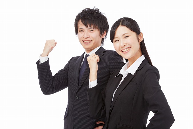 笑顔のスーツの男女
