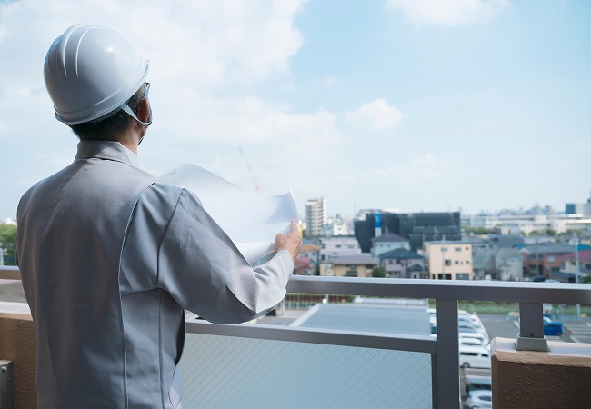現場を見渡す作業員