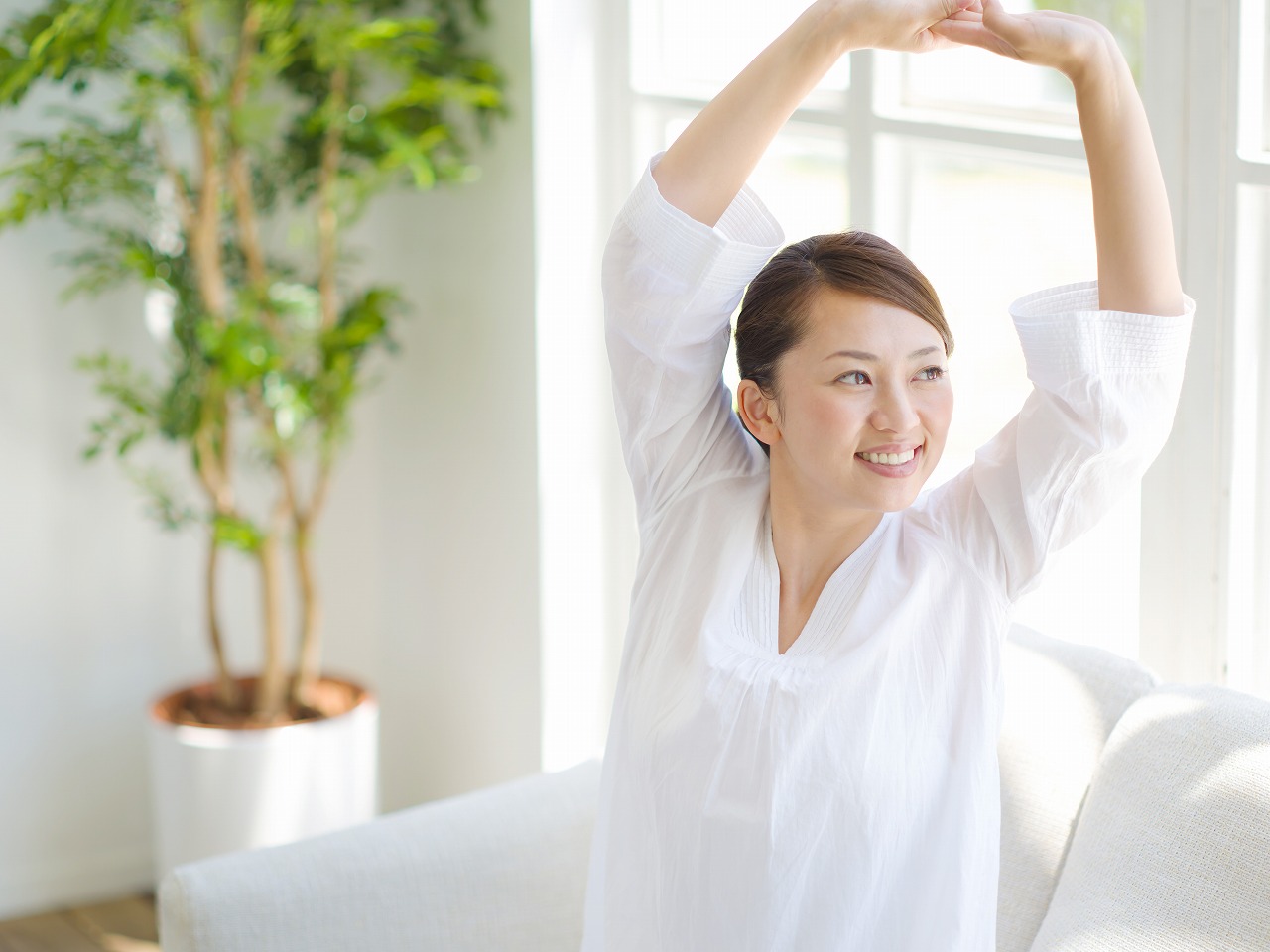 のびのびとくつろぐ女性