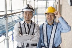 笑顔の作業員2人