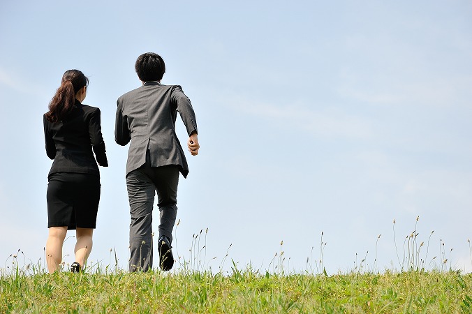 草原を歩く男女